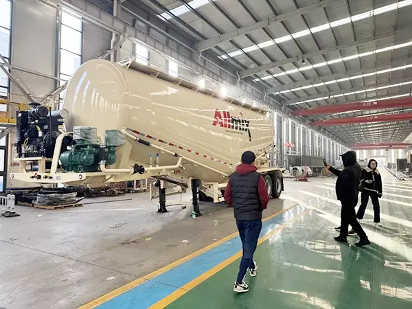 आपका स्वागत है कजाकस्तानी ग्राहकों को थोक सीमेंट टैंक सेमी ट्रेलर वर्कशॉप पर जाने के लिए