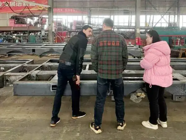 फ्लैटबेड सेमी ट्रेलर वर्कशॉप पर जाने के लिए ग्राहकों का स्वागत है