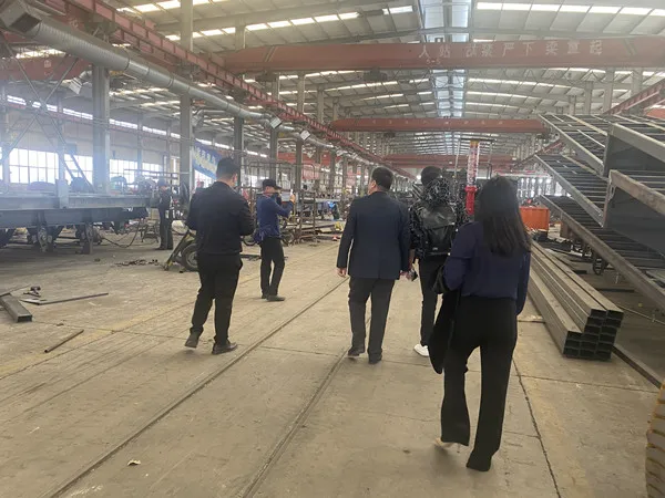मालियन ग्राहक खरीद ने निर्माण परिवहन दक्षता को बढ़ावा देने के लिए Howo डंप ट्रकों का उपयोग किया