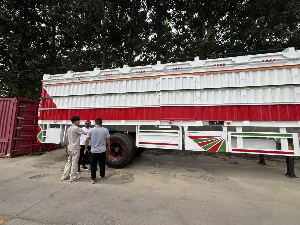 सूडानी ग्राहकों ने 2 एक्सल ड्रॉप साइड सस्पेंशन वाहन खरीदने के लिए लू यी कंपनी का दौरा किया