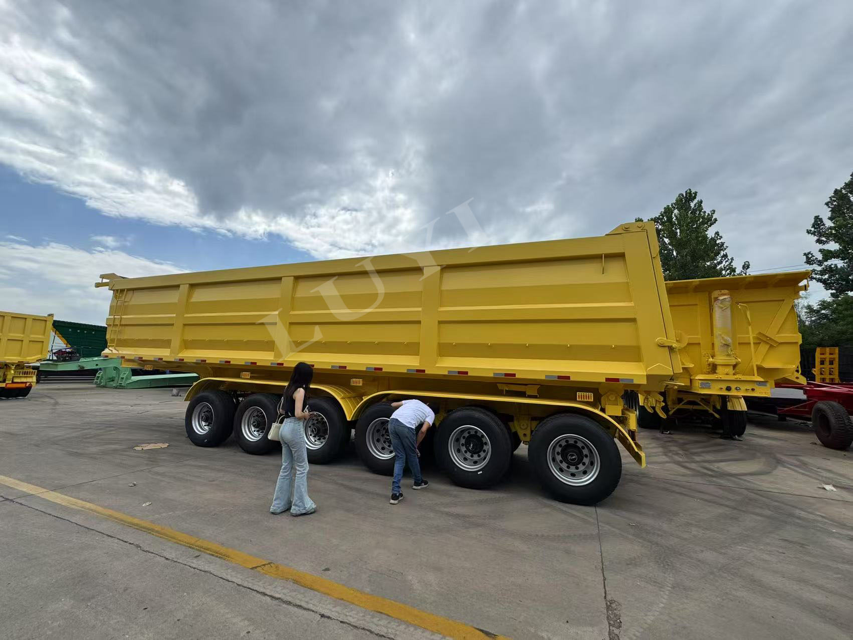 सऊदी ग्राहक 30 क्यूबिक मीटर सीमेंट टैंक ट्रकों का ऑन-साइट निरीक्षण करते हैं और कुशलतापूर्वक सहयोग आदेश तक पहुंचते हैं