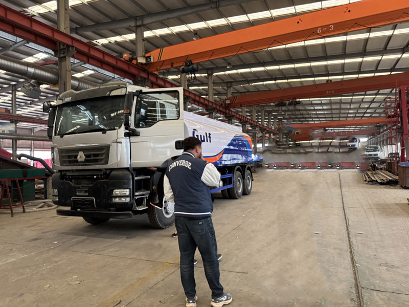 लुई फैक्ट्री किर्गिस्तानी ग्राहकों का स्वागत करती है। साइट पर निरीक्षण के बाद, तेल टैंक ट्रक की खरीद सफलतापूर्वक पूरी हो गई है