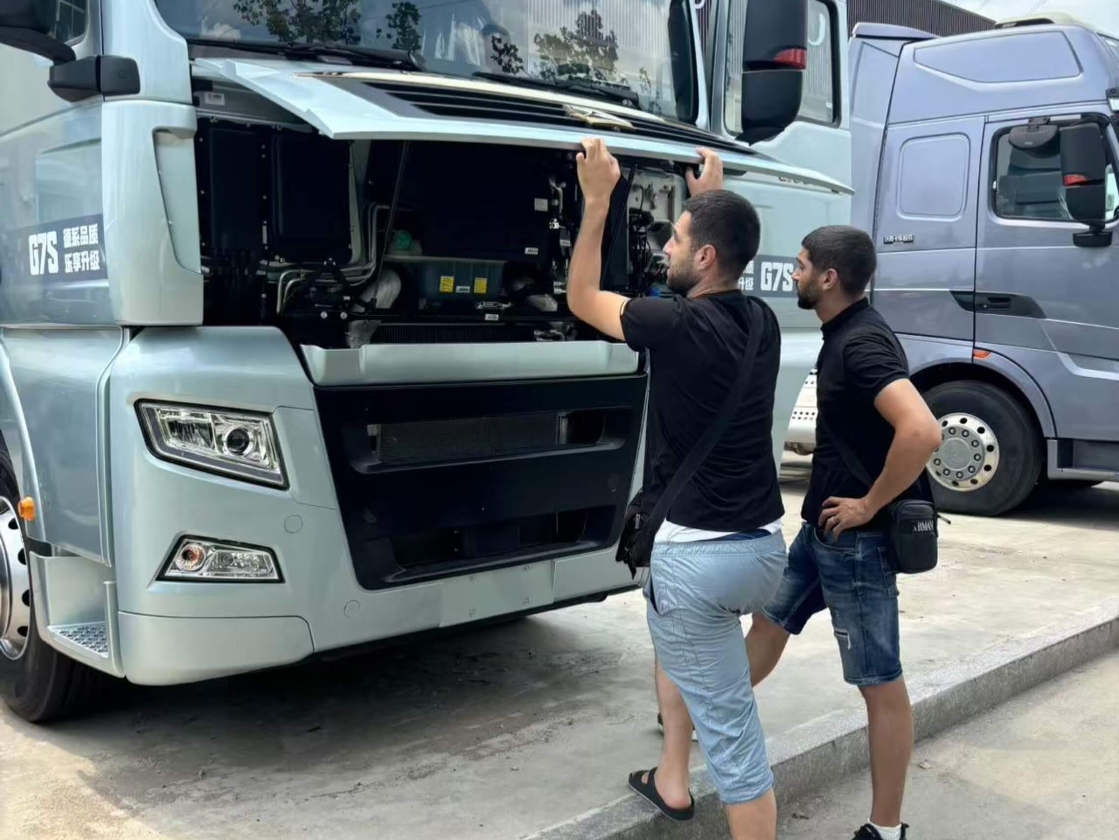 उज़्बेकिस्तान के ग्राहक लुई फैक्ट्री का दौरा करते हैं, गहन आदान-प्रदान करते हैं और सहयोग सहमति पर पहुंचते हैं