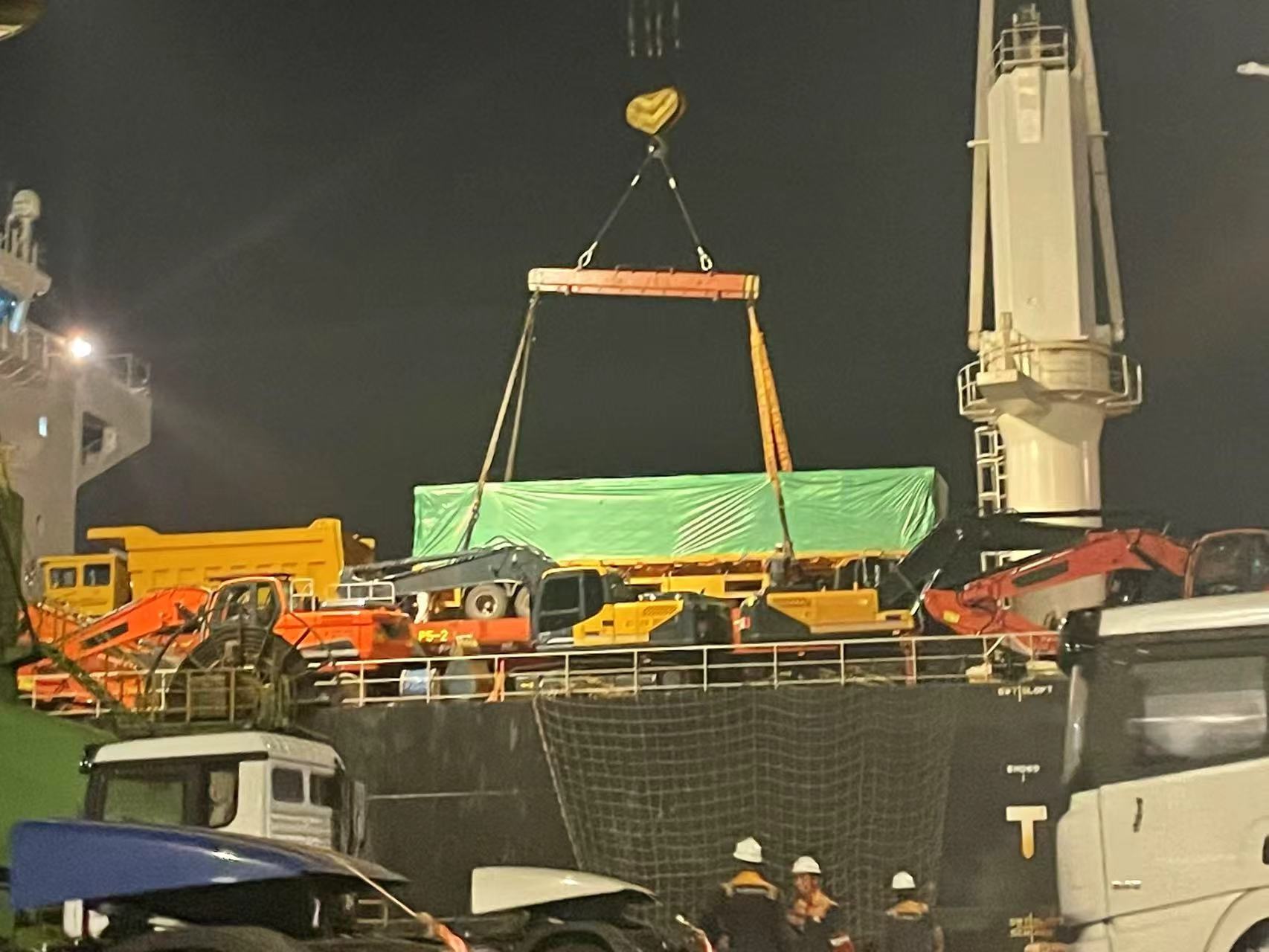 घाना के लिए प्रस्थान करें! लुयी के तीन फ्लैट सेमी ट्रेलरों को जहाज पर सफलतापूर्वक लोड किया गया