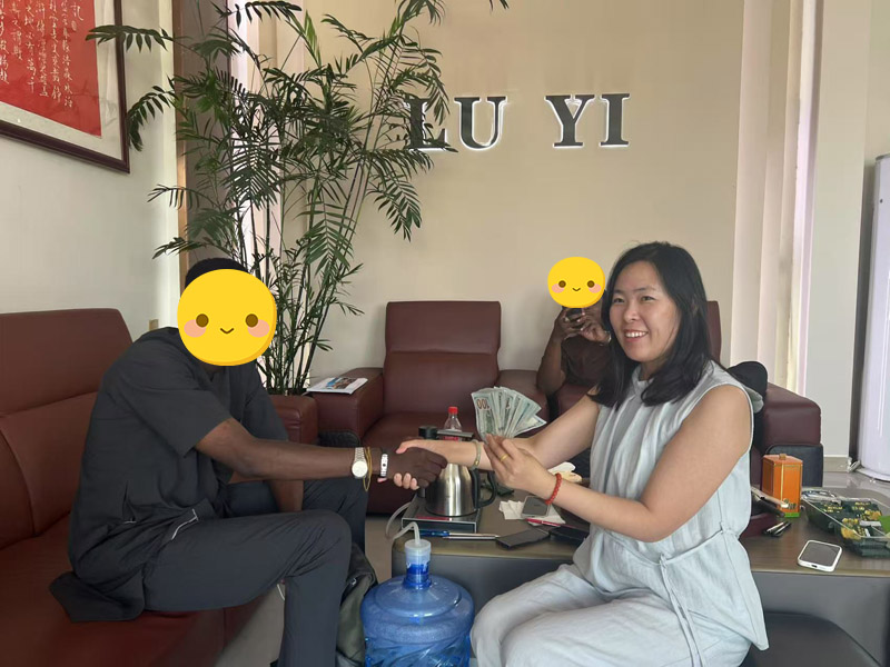 नाइजीरियाई ग्राहकों ने लुयी का दौरा किया और सेमी ट्रेलर सहयोग में एक नए अध्याय का उद्घाटन करते हुए एक अनुबंध पर हस्ताक्षर किए।