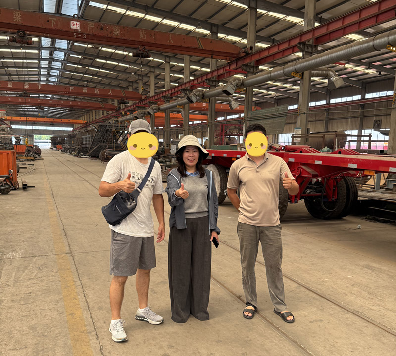 कज़ाख ग्राहकों ने लुई फैक्ट्री का ऑन-साइट दौरा किया और फ्लैटबेड सेमी ट्रेलर अनुबंध को अंतिम रूप दिया गया