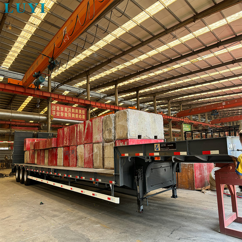 सऊदी ग्राहकों ने लुई फैक्ट्री का ऑन-साइट निरीक्षण किया और 3 एक्सल फ्लैटबेड सेमी ट्रेलरों की खरीद को अंतिम रूप दिया