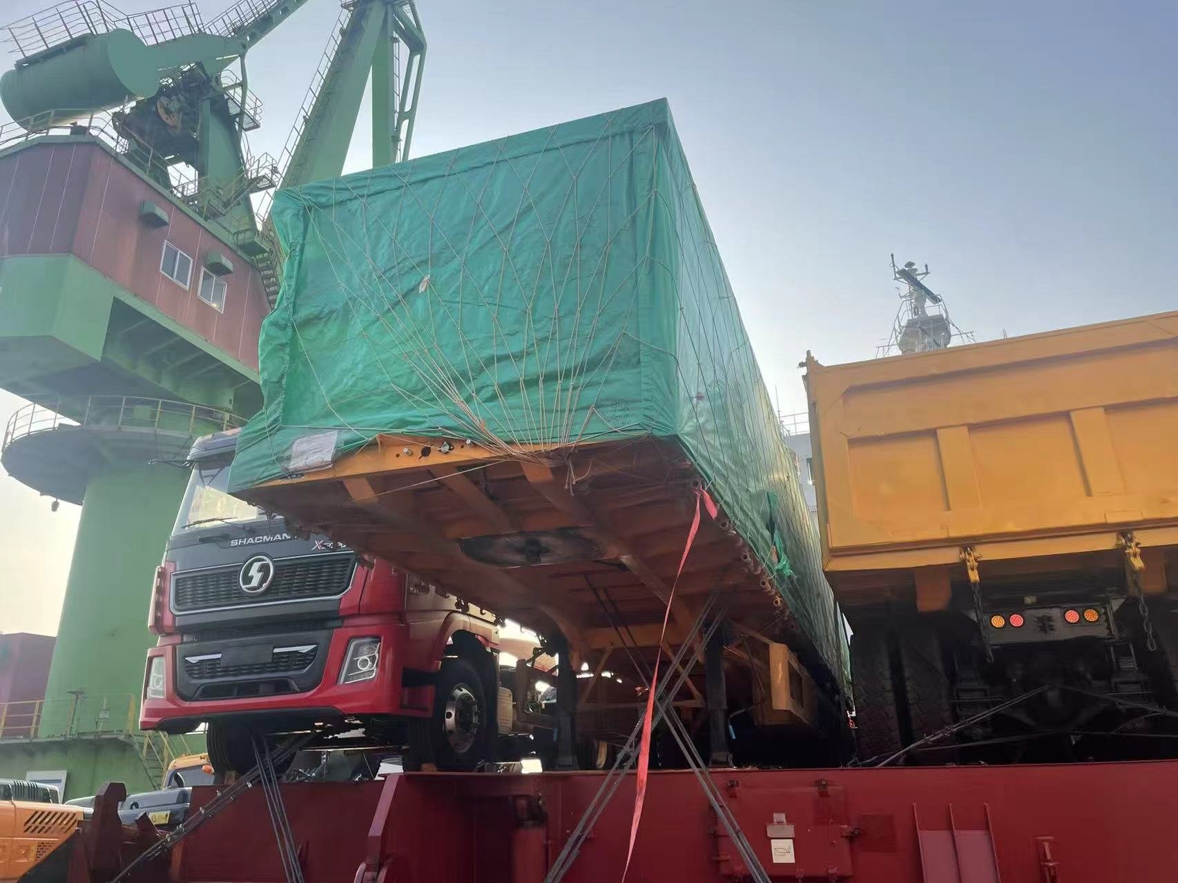 नया सीमा पार परिवहन आदेश! लुयी 3-एक्सल 4-फुट फ्लैटबेड सेमी-ट्रेलर कजाकिस्तान के लिए रवाना हुआ