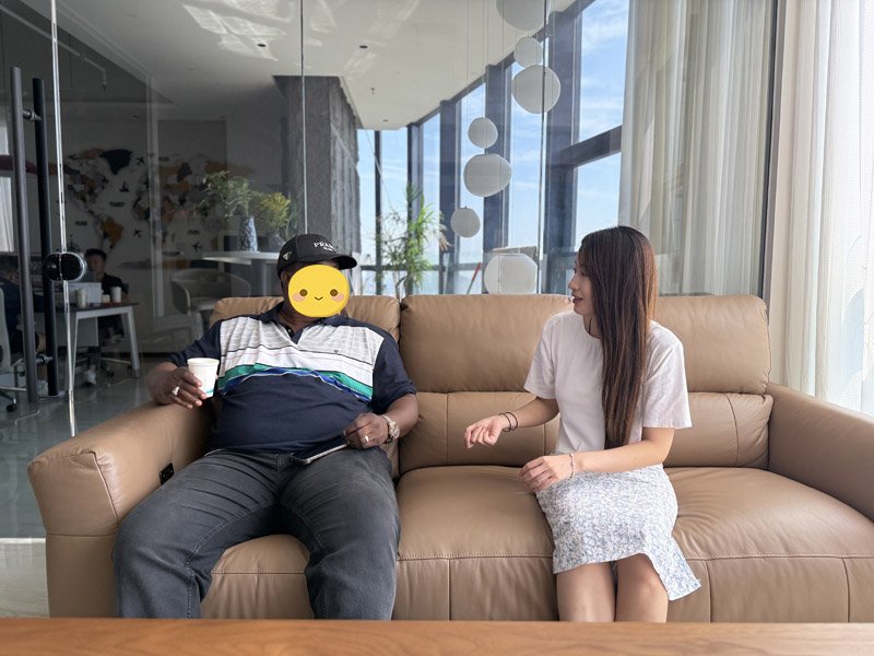 किर्गिस्तान के ग्राहक लू यी के कारखाने का दौरा करते हैं और चार-एक्सल फ्लैटबेड सेमी-ट्रेलरों के लिए एक अनुबंध पर सफलतापूर्वक हस्ताक्षर करते हैं