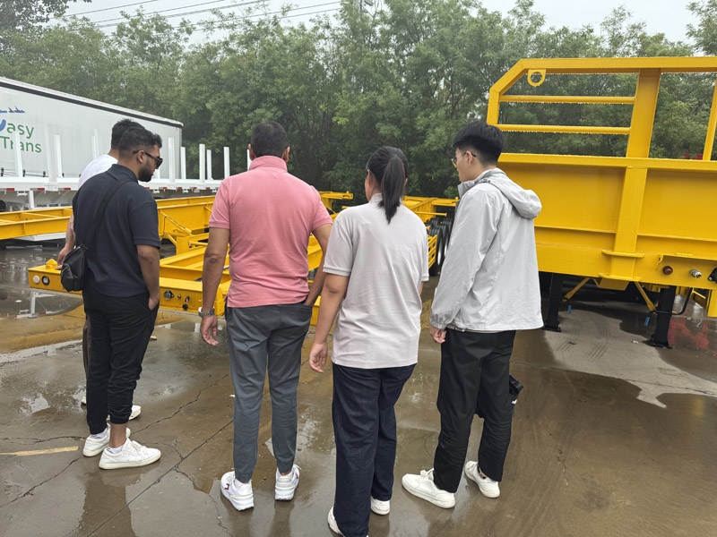 लुयी फैक्ट्री को दक्षिण अफ्रीकी व्यापारी मिले, फ्लैटबेड सेमी-ट्रेलर सहयोग के इरादे को आकर्षित करते हैं