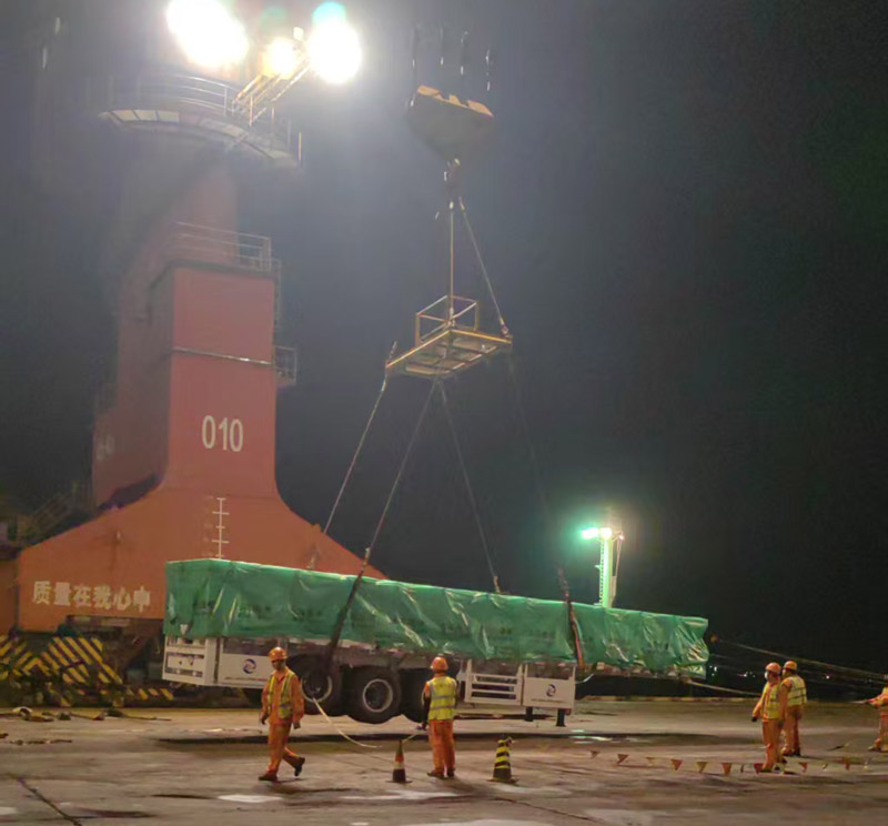 लुयी थ्री-एक्सल फ्लैटबेड सेमी-ट्रेलरों का एक बैच रवाना हुआ और सफलतापूर्वक ओमान बाजार में भेज दिया गया