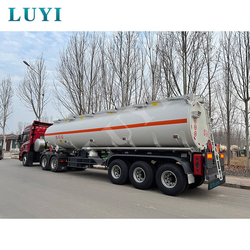 लुई 3-एक्सल 3000-लीटर तेल टैंक सेमी-ट्रेलर को सेनेगल भेज दिया गया, जिससे स्थानीय ऊर्जा परिवहन में मदद मिलेगी