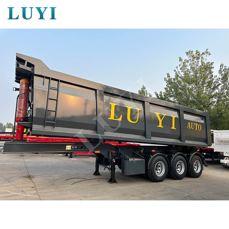 अफ़्रीकी कामकाजी परिस्थितियों के लिए सटीक रूप से अनुकूलित! लू यी के काले आयताकार कार्गो बॉक्स डंप सेमी-ट्रेलर को कोटे डी आइवर तक सफलतापूर्वक पहुंचाया गया, जिससे थोक सामग्रियों के कुशल परिवहन की सुविधा हुई।