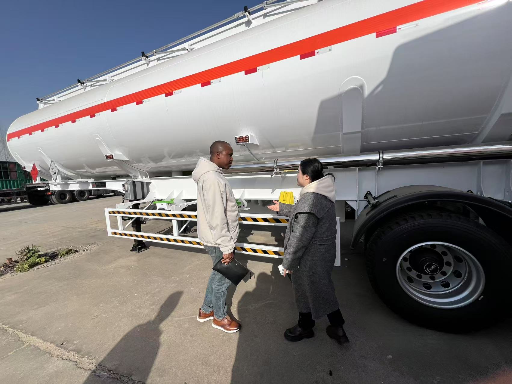 गिनी के ग्राहकों ने LUYI विनिर्माण बेस का दौरा किया, प्रत्यक्ष रूप से 40T सेमी-ट्रेलर उत्पादन देखा