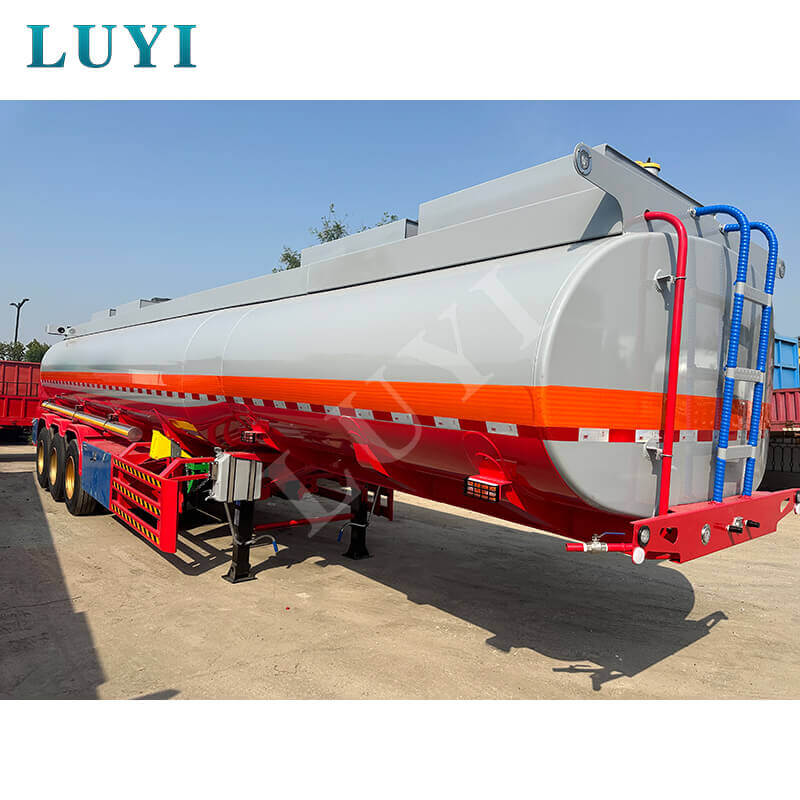 लुई फैक्ट्री कांगो के मेहमानों का स्वागत करती है, 35,000L टैंकर सेमी-ट्रेलर चीन-अफ्रीका रसद सहयोग को बढ़ावा देता है