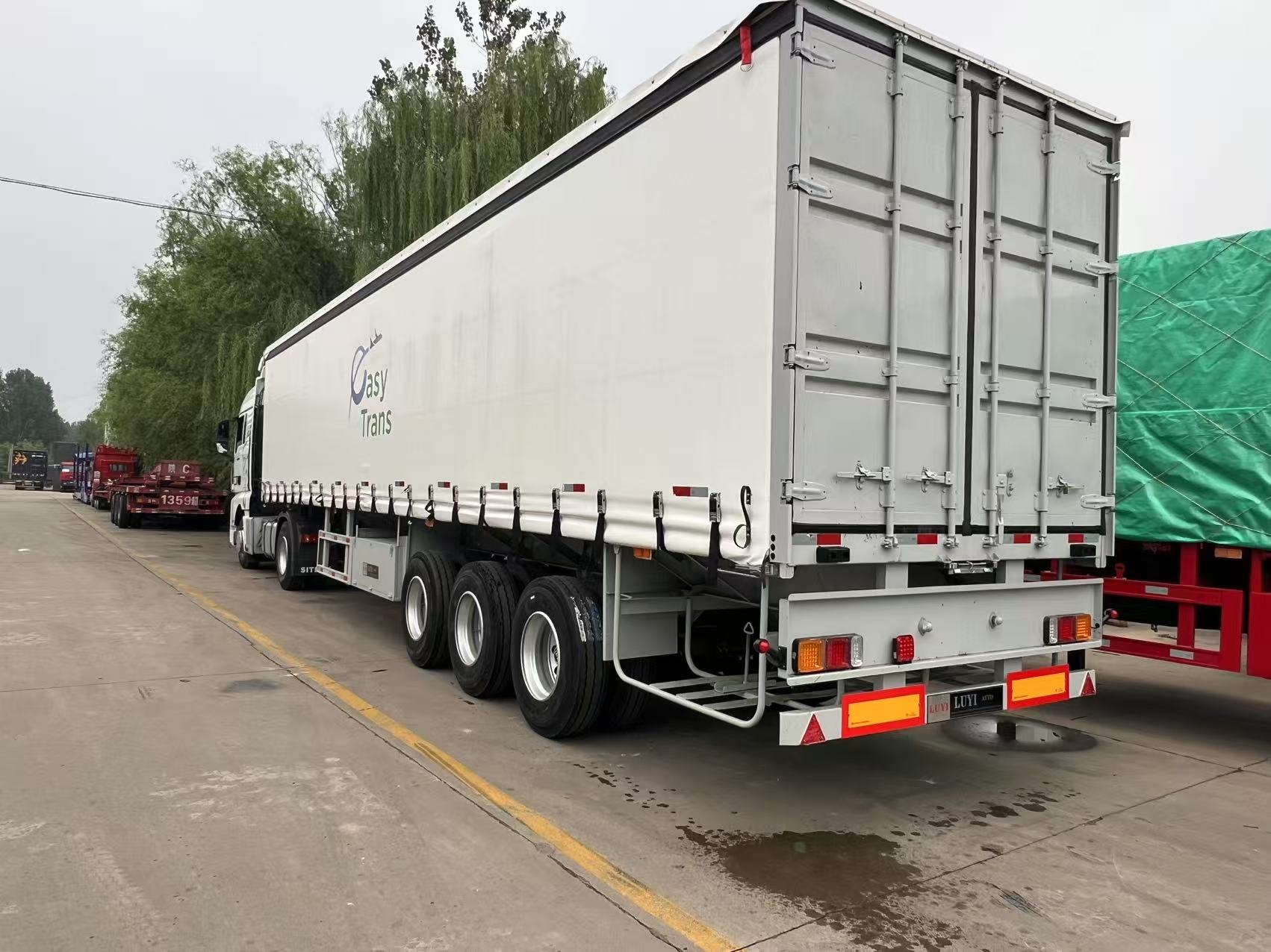 कर्टेन साइड ट्रेलर्स: मोरक्को के विकसित लॉजिस्टिक्स के लिए स्मार्ट समाधान