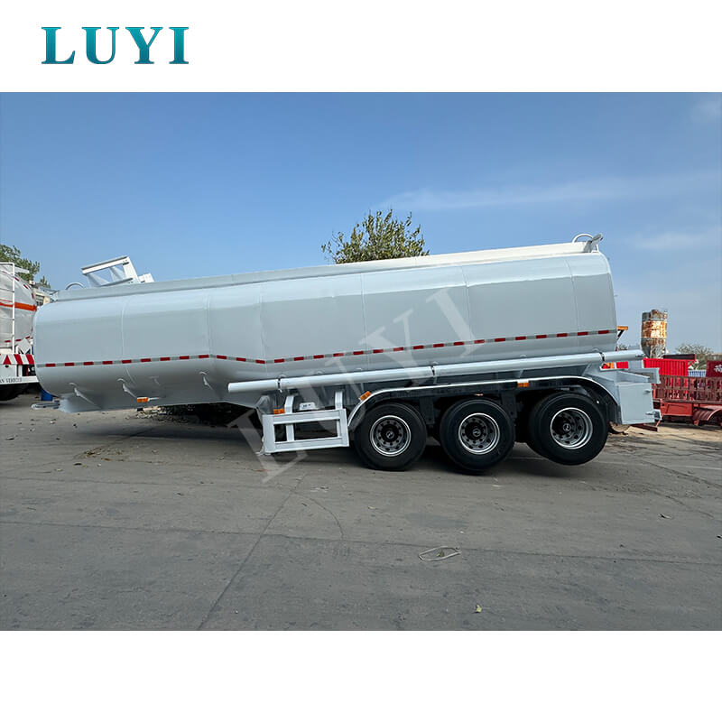 डीजल और गैसोलीन के परिवहन के लिए 3-एक्सल 40,000-लीटर कार्बन स्टील ऑयल टैंक ट्रक