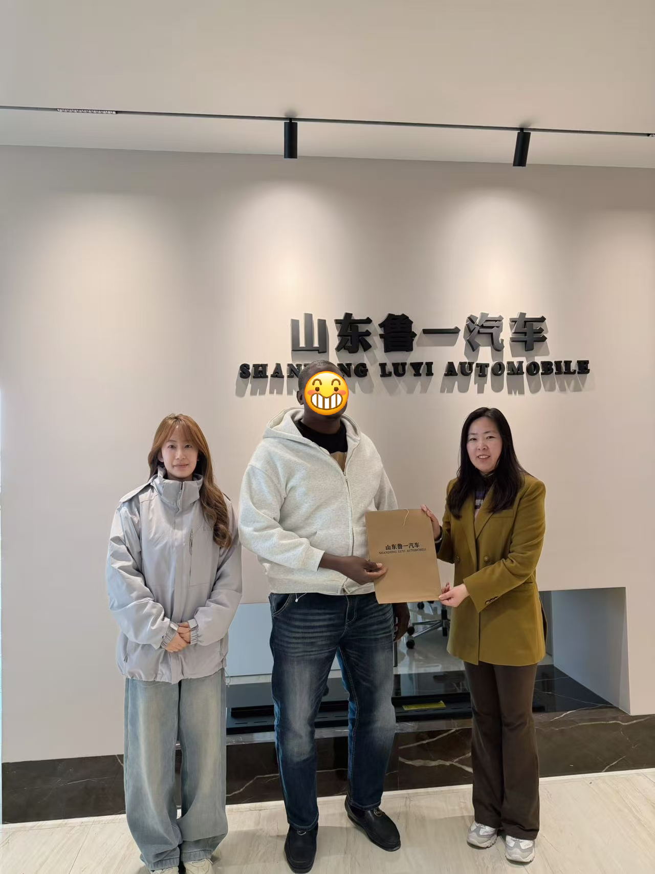 फ़ैक्टरी विजिट से लेकर ऑर्डर पुष्टिकरण तक: कैसे लुई ऑटो ने 4 हेवी-ड्यूटी डंप ट्रकों के लिए आइवोरियन ग्राहक का विश्वास जीता