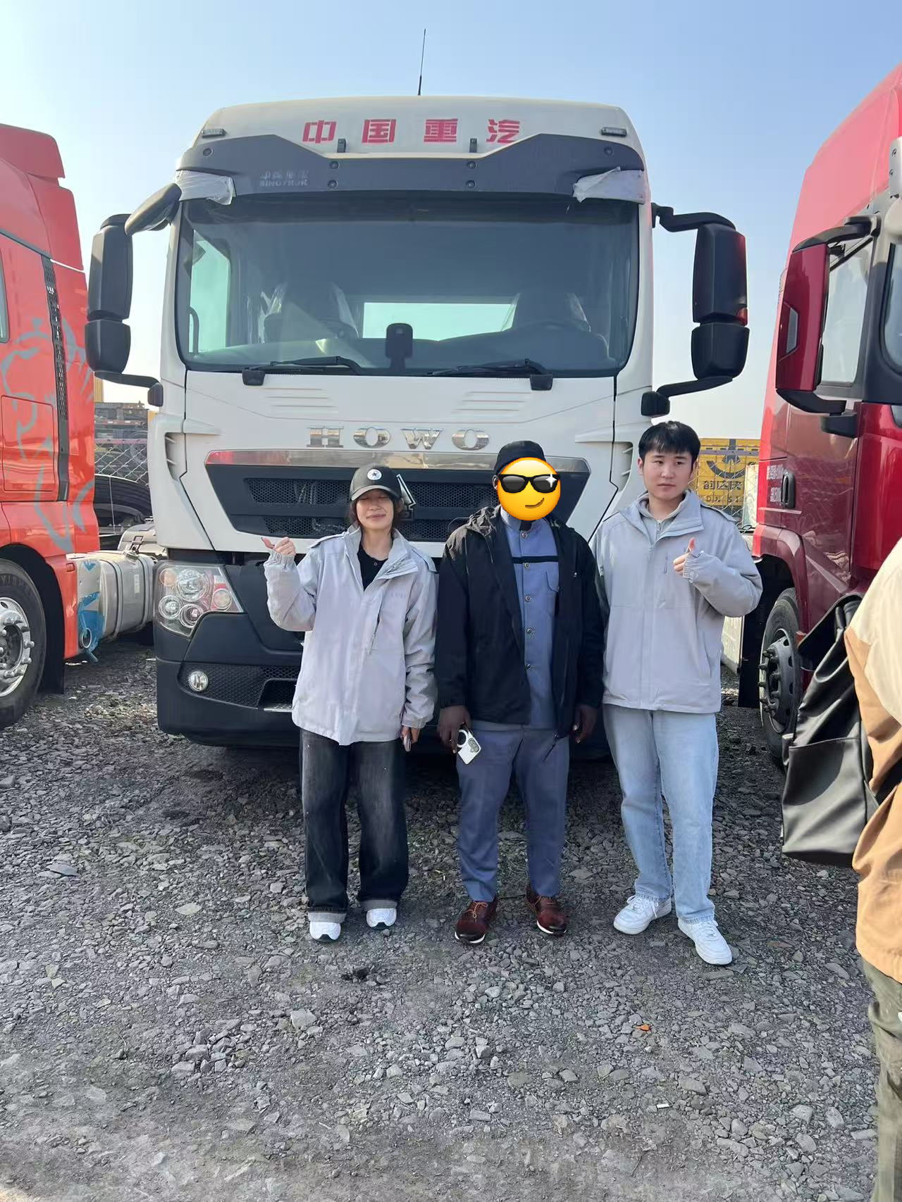 कैसे LUYI ने एक केन्याई ग्राहक को इंजीनियरिंग और लंबी दूरी के परिवहन के लिए 2 HOWO भारी ट्रक तैनात करने में मदद की