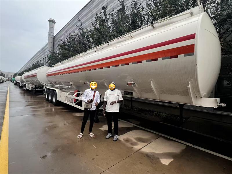 कैसे LUYI ने मोज़ाम्बिक ईंधन लॉजिस्टिक्स क्लाइंट को 2 कस्टम टैंक सेमी-ट्रेलरों के साथ सुरक्षित क्षेत्रीय डिलीवरी में सुधार करने में मदद की